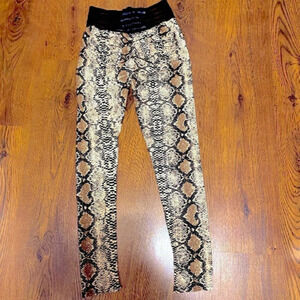 🌷 Sexy Ruched Back With Pockets Buttery Soft Python Snake Print Leggings 🌷